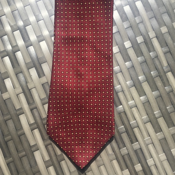 3/$25 Van Heusen Maroon Silk Tie - Picture 1 of 3
